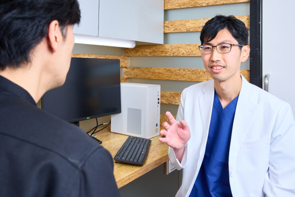 【調布の腎臓内科が解説】腎臓内科と泌尿器科の違いとは?症状別の受診ガイド 4 調布市つつじヶ丘駅前内科クリニックの診察風景