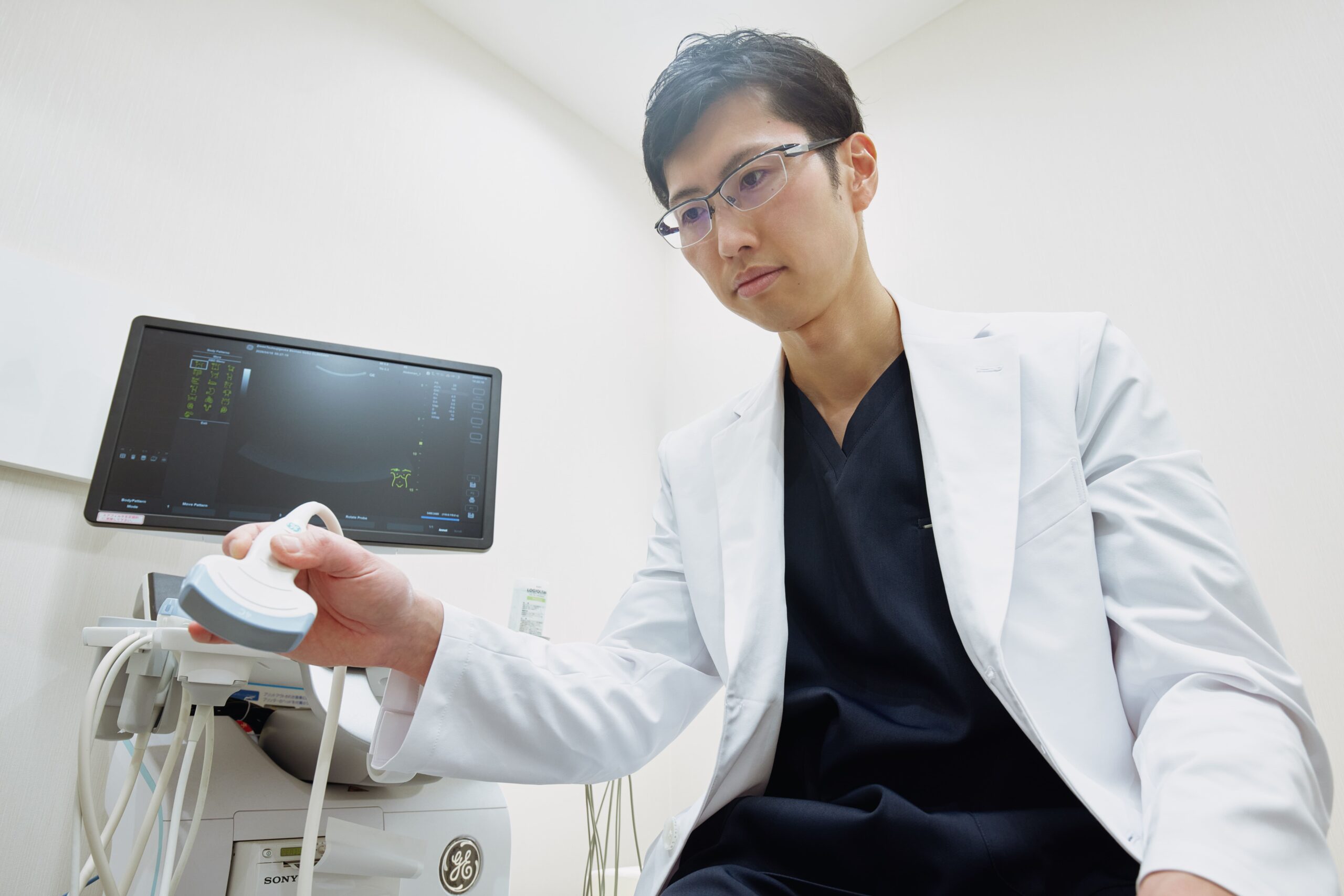 市販の痛み止めは腎臓に悪い?飲む前に知っておきたい「注意が必要な人」 5 当院での腎臓の検査・診察の様子
